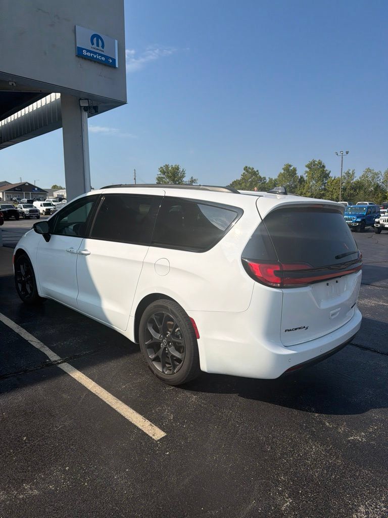 Used 2025 Chrysler Pacifica Limited FWD image 2
