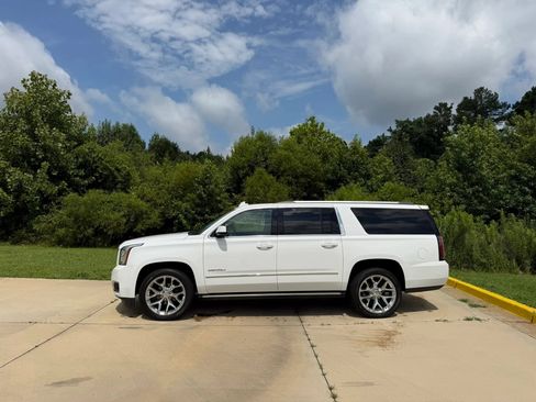 Used 2019 GMC Yukon XL Denali w/ Denali Ultimate Package AWD/4WD image 19