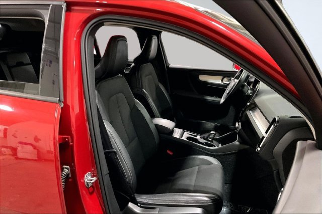 Used 2020 Volvo XC40 T5 Momentum AWD/4WD image 9