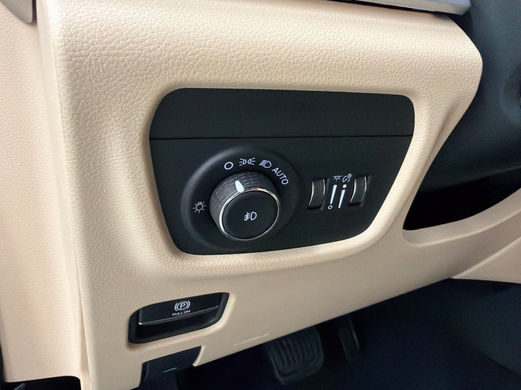 New 2027 Jeep Grand Cherokee Limited AWD/4WD image 16