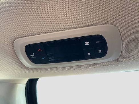 Used 2023 Chrysler Pacifica Touring-L FWD image 27