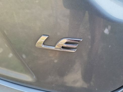 Used 2021 Toyota Corolla LE image 6