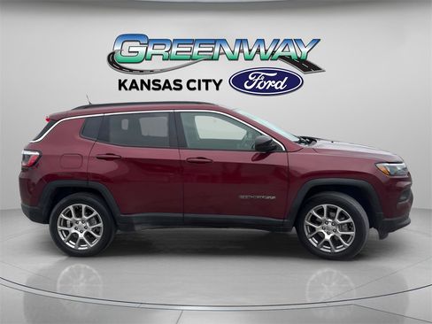 Used 2022 Jeep Compass Latitude w/ Sun and Sound Group image 8