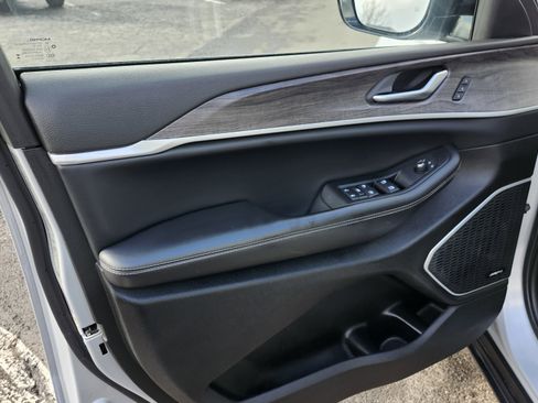 Used 2023 Jeep Grand Cherokee 4WD 4xe image 28