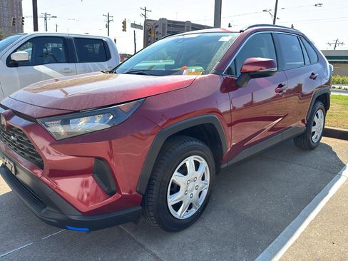 Used 2019 Toyota RAV4 LE image 3
