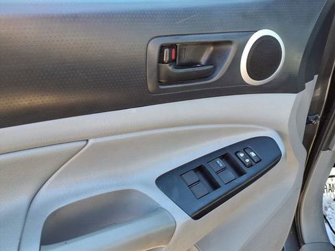 Used 2014 Toyota Tacoma 4x4 Double Cab w/ SR5 Package image 8