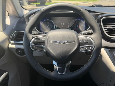 Used 2024 Chrysler Pacifica Touring-L FWD image 40