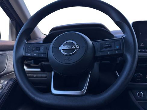 Used 2022 Nissan Rogue SV image 12