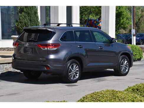Used 2019 Toyota Highlander XLE AWD/4WD image 4
