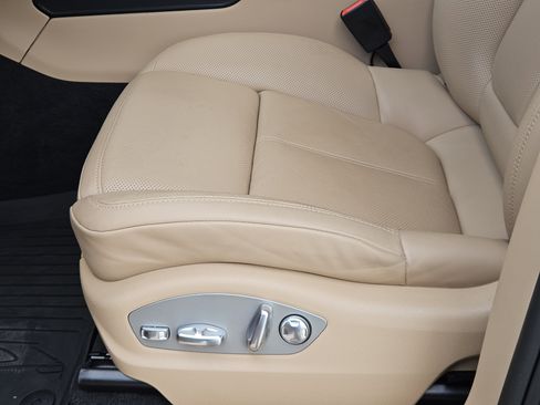 Certified 2025 Porsche Macan image 23