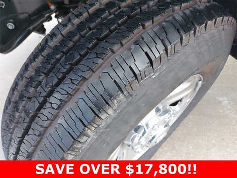 Used 2024 RAM 2500 Tradesman w/ Chrome Appearance Group image 32