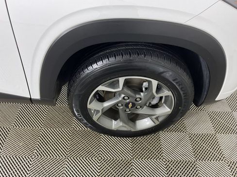 Used 2025 Chevrolet Trax LT FWD image 11