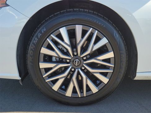 Used 2024 Nissan Altima 2.5 SV image 24