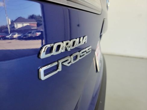 Used 2023 Toyota Corolla Cross XLE w/ Convenience Package FWD image 9