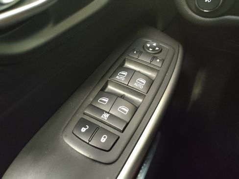 Used 2020 Jeep Cherokee Limited FWD image 27