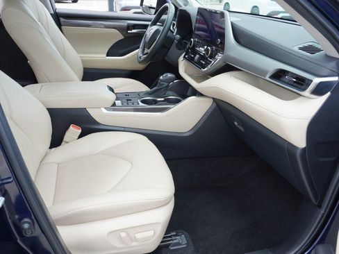 Used 2024 Toyota Highlander Platinum FWD image 14