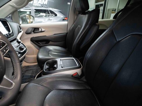 Used 2022 Chrysler Pacifica Touring-L w/ Uconnect Theater Family Group image 10