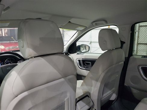 Used 2018 Land Rover Discovery Sport SE image 12