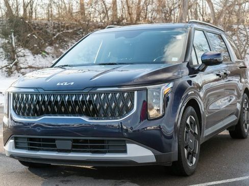 Used 2025 Kia Carnival EX image 2