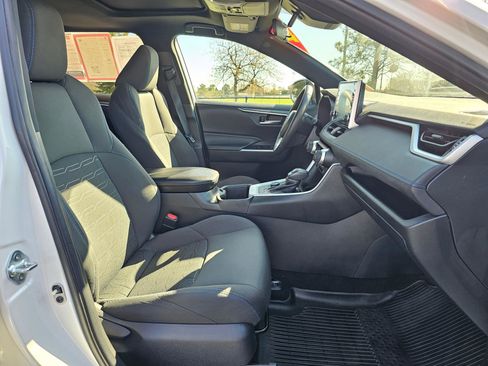 Used 2022 Toyota RAV4 SE w/ Convenience Package image 10