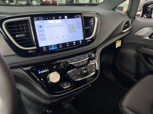 New 2027 Chrysler Pacifica Select FWD image 20
