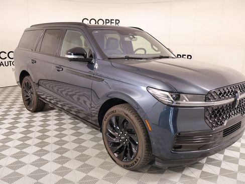 New 2025 Lincoln Navigator Reserve w/ Jet Appearance Package AWD/4WD image 1
