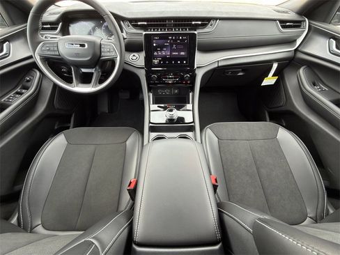 New 2025 Jeep Grand Cherokee L Altitude image 10