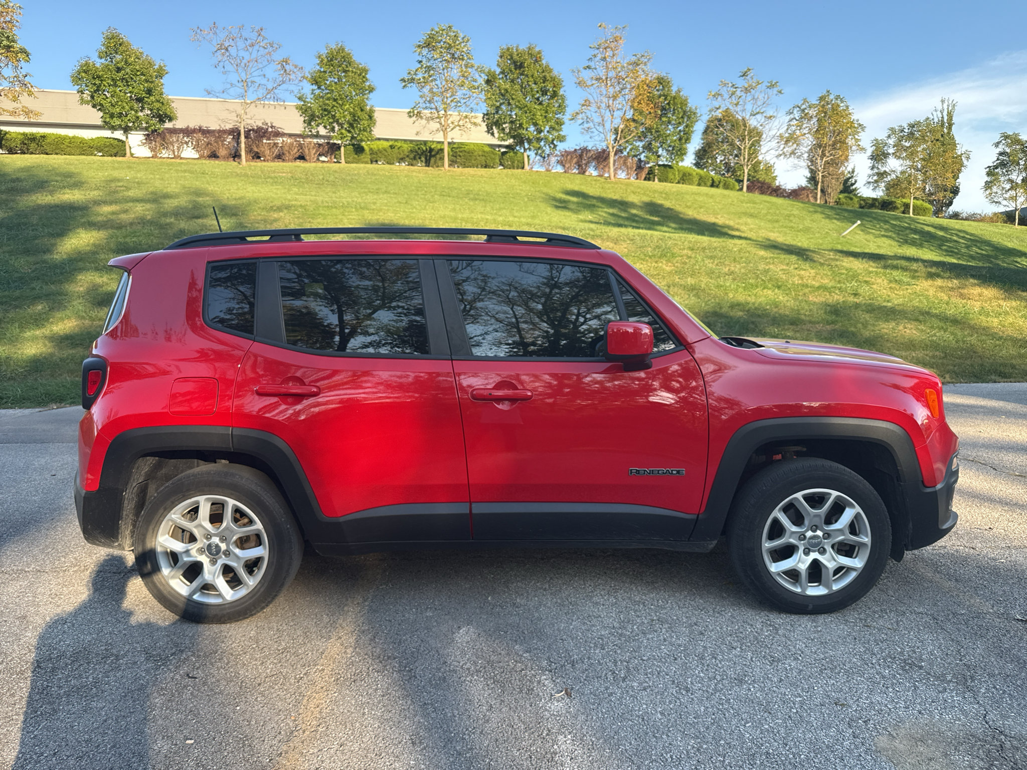 Used 2018 Jeep Renegade Latitude w/ Cold Weather Group AWD/4WD image 4