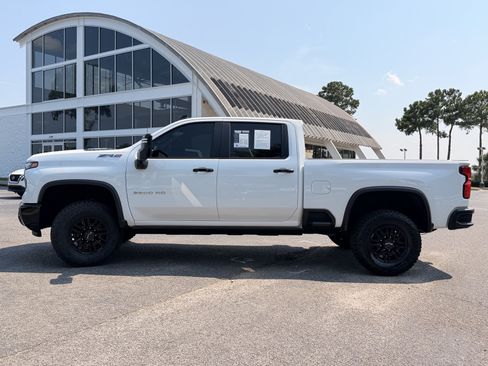 Used 2025 Chevrolet Silverado 2500 ZR2 w/ Technology Package AWD/4WD image 16