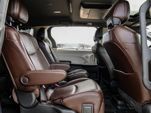 Used 2022 Toyota Sienna Platinum image 45