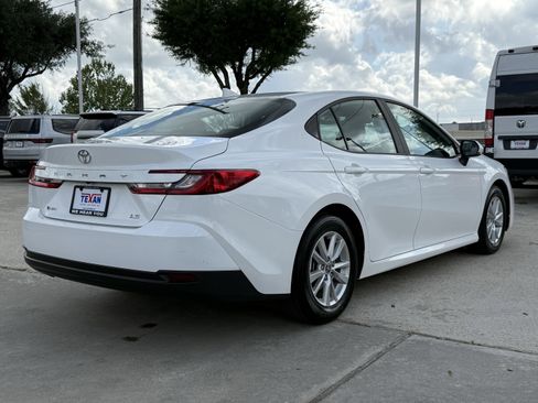 Used 2025 Toyota Camry LE image 5