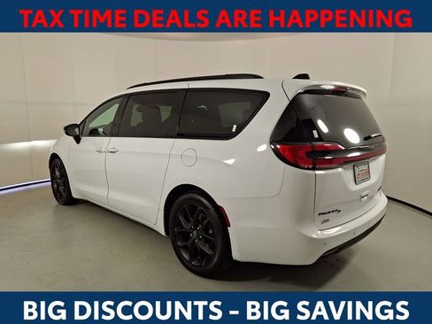 Used 2025 Chrysler Pacifica Limited image 5