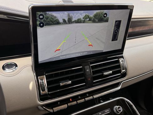 Used 2024 Lincoln Navigator Premiere AWD/4WD image 19