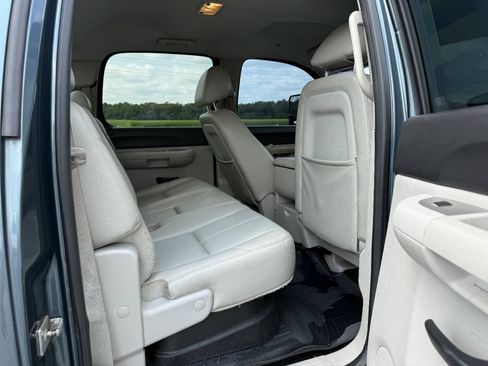 Used 2011 Chevrolet Silverado 2500 LT w/ Interior Plus Package AWD/4WD image 11
