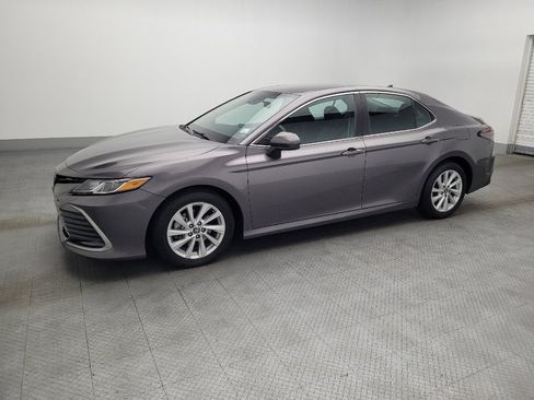 Used 2022 Toyota Camry LE image 2