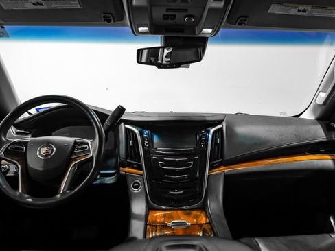 Used 2015 Cadillac Escalade Luxury AWD/4WD image 19