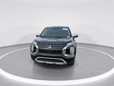 Used 2023 Mitsubishi Outlander SE image 2