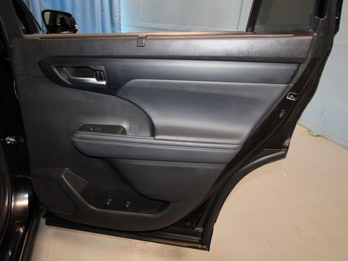 Used 2025 Toyota Highlander XLE AWD/4WD image 26