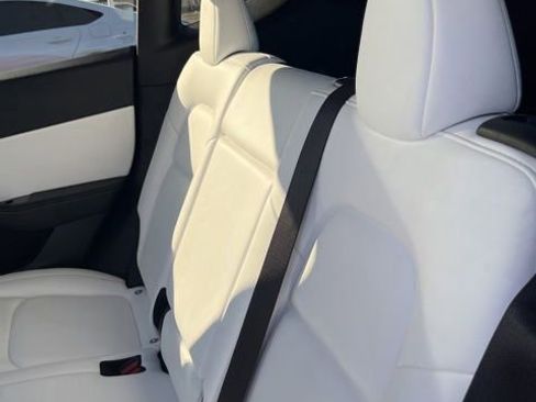 Used 2021 Tesla Model Y Long Range image 9