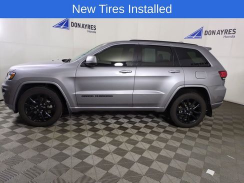 Used 2021 Jeep Grand Cherokee Laredo X image 2