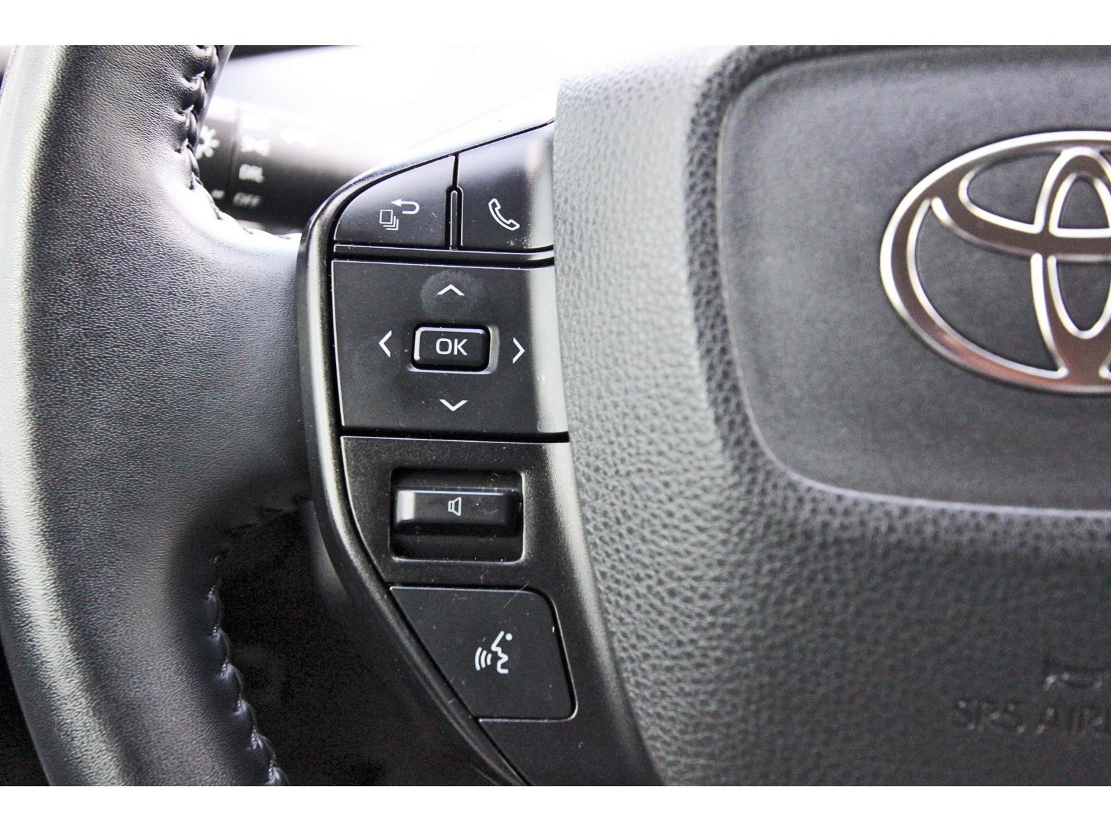 Used 2023 Toyota Prius LE FWD image 19