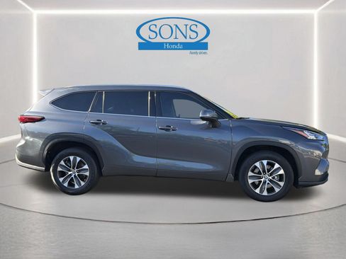 Used 2020 Toyota Highlander XLE FWD image 30