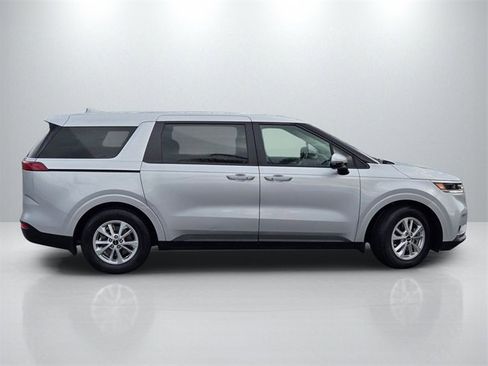 Used 2023 Kia Carnival LX image 3
