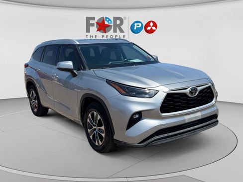 Used 2022 Toyota Highlander XLE FWD image 7