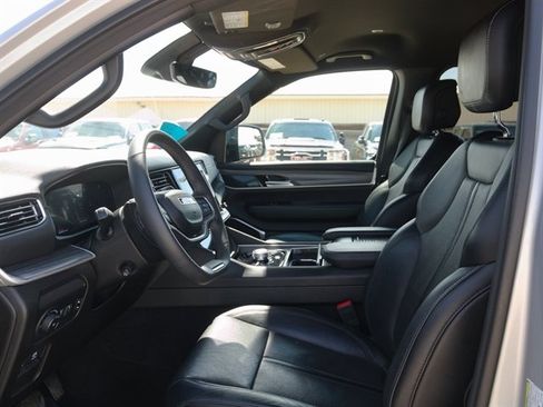 Used 2024 Jeep Wagoneer L Series II w/ Flexible Seating Group AWD/4WD image 15