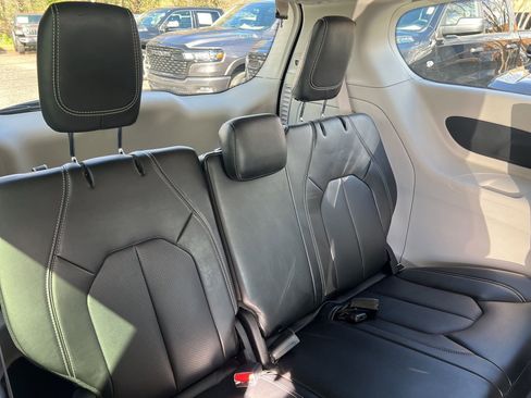 Used 2024 Chrysler Pacifica Select image 21