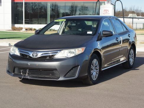 Used 2014 Toyota Camry LE image 12