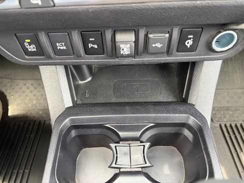 Used 2022 Toyota Tacoma Limited AWD/4WD image 38