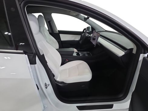 Certified 2022 Tesla Model Y Long Range AWD/4WD image 13
