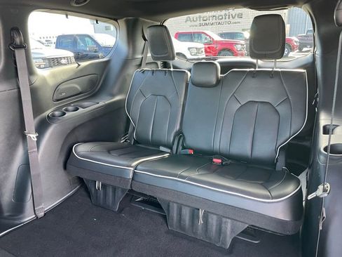 Used 2025 Chrysler Pacifica Limited image 9